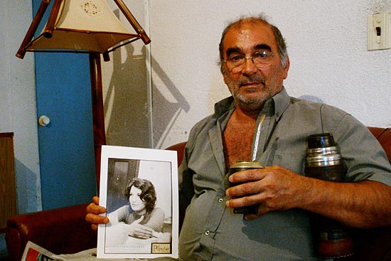 O uruguaio Juan Sabalsagaray com foto da irmã Nibia, morta em 74, em sua casa em Juan Lacaze, a 150 km de Montevidéu