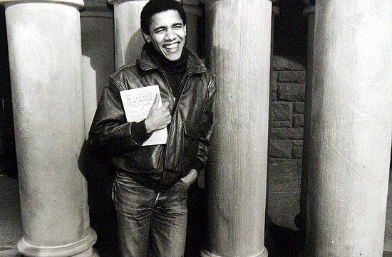 O então estudante de direito Barack Obama posa para foto no campus da Universidade Harvard no início dos anos 90
