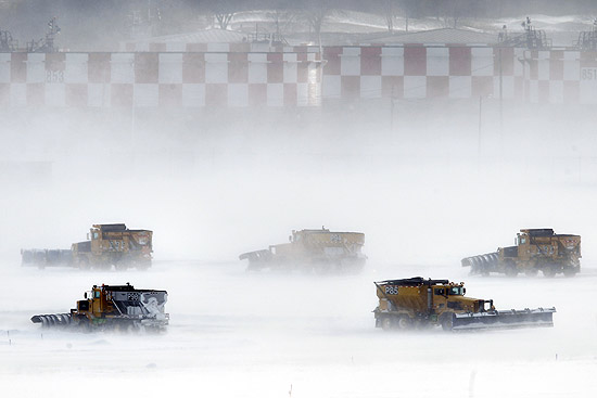 Equipes removem neve do aeroporto da Filadlfia; ao menos 2.000 voos foram cancelados devido ao mau tempo