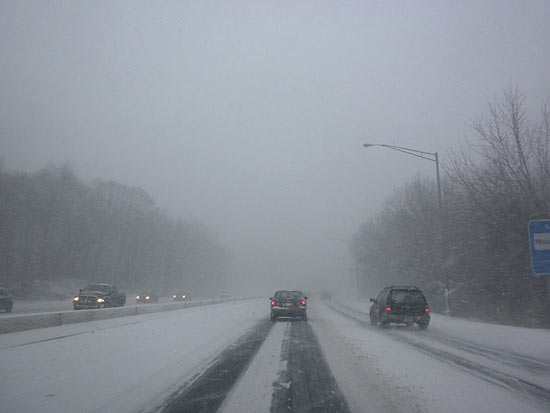 "Estrada ficou coberta com 30 cm de neve e visibilidade era zero". Imagem enviada pelo leitor Joo Jaime Andrade