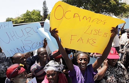 Manifestantes rejeitam processo do Tribunal Penal Internacional contra ministro das Finanas Uhuru Kenyatta
