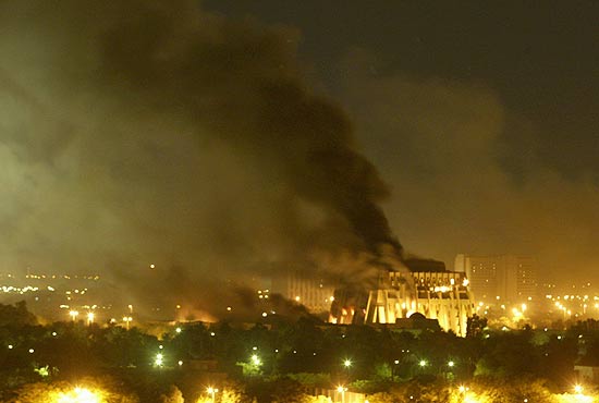 Prdio do governo queima durante bombardeio das foras americanas na invaso ao Iraque; guerra durou sete anos