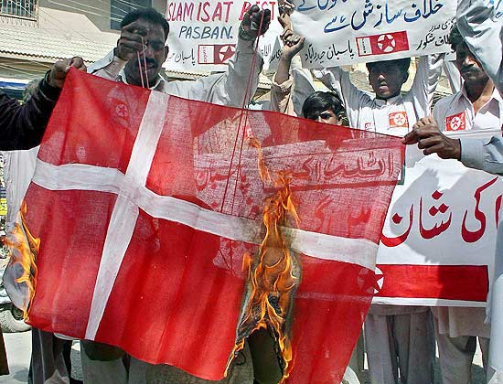Manifestantes queimam bandeira da Dinamarca em protesto contra a publicao de charges de Maom