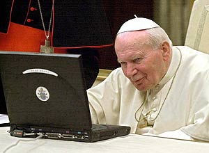 O papa João Paulo 2º envia e-mail no Vaticano; ele era obcecado com a chegada do novo milênio e em como preparar a Igreja