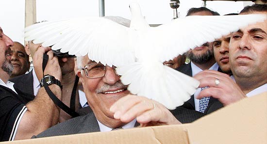 Pomba pousa na cabea de Abbas durante lanamento da pedra fundamental de embaixada no Brasil