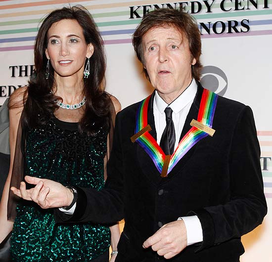 Paul McCartney e Nancy Shevell são fotografados juntos em evento em dezembro de 2010