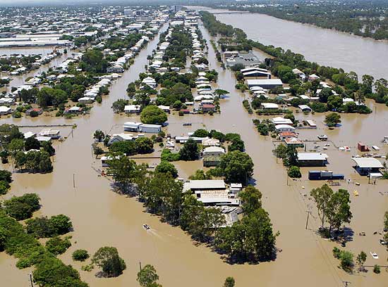 Vista area mostra Rockhampton sob s guas aps inundaes que afetaram mais de 200 mil na Austrlia