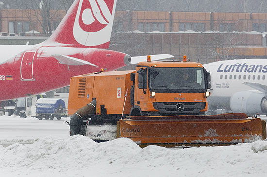 Caminho retira excesso de neve da pista do aeroporto de Tegel, em Berlim, na Alemanha