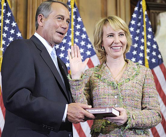 Gabrielle Giffords ao lado do presidente da Cmara, John Boehner; ela levou um tiro na cabea