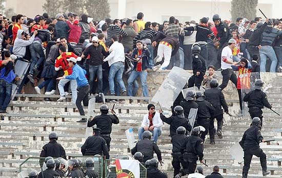 Foras de segurana tunisianas entram em confronto com manifestantes no domingo; novo dia de protestos no pas
