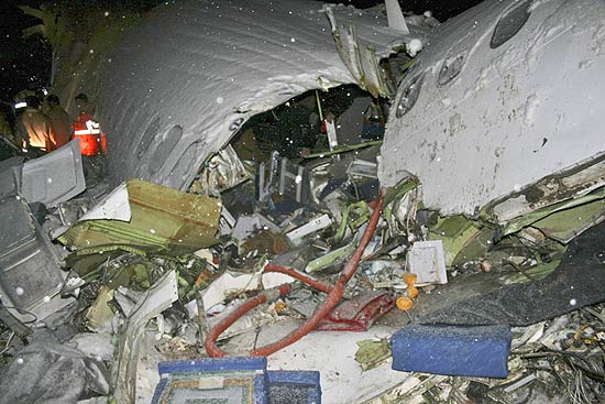 Foto divulgada pela agncia de notcias oficial Irna mostra destroos do Boeing 727 que caiu no Ir