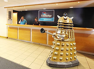 Um rob do tamanho de um homem, a rplica de um Dalek, do seriado britnico de TV "Dr. Who" tambm foi deixado em hotel