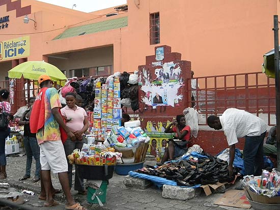 Comrcio informal se transformou em sada para vencer uma taxa de desemprego que chegou aos 80% aps tremor