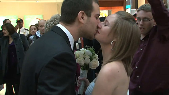 Noivos Caroline e Jonathan Kleiman se casaram em pleno Prudential Mall, um dos principias shoppings de Boston