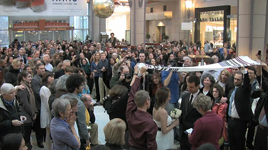 Amigos, familiares e compradores do shopping participaram da cerimnia ao estilo flash mob