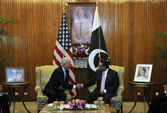 Vice-presidente dos EUA, Joe Biden, cumprimenta o presidente paquistans, Asif Ali Zardari