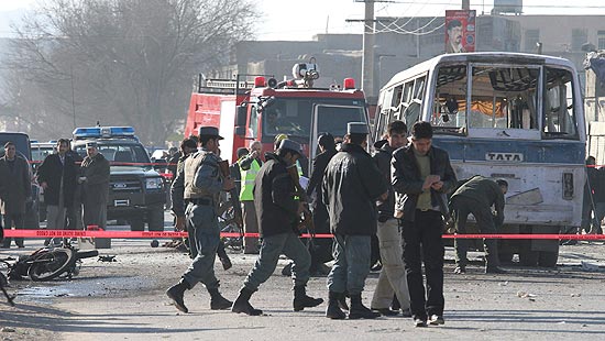 Membros das foras de segurana inspecionam furgo atacado por moto-bomba em Cabul; ao menos seis mortos em dois ataques