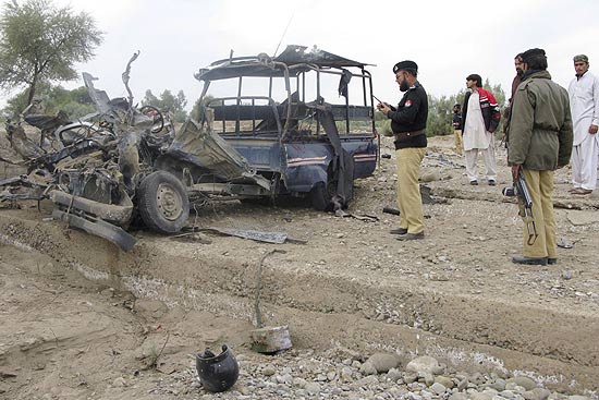 Foras de segurana paquistanesas inspecionam local de atentado a bomba contra carro de polcia