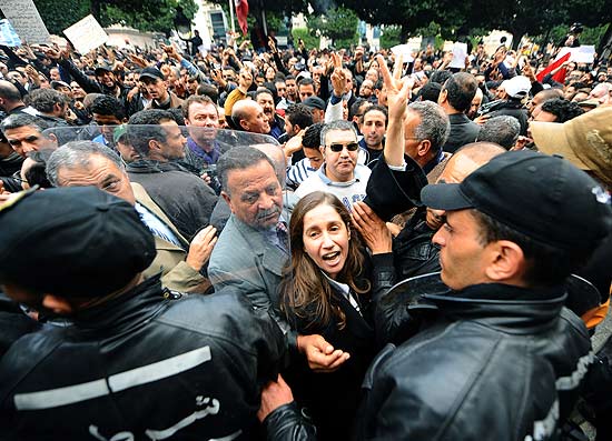 Secretria-geral do opositor Partido Progressista Democrtico, Maya Jeridi, grita slogans contra governo