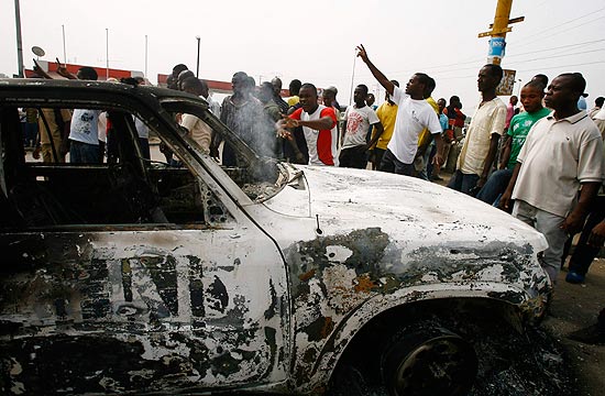 Estudantes marfinenses protestam perto de veculo da ONU em chamas nesta quinta; mortos chegam a 270