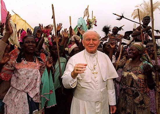 Apresentao de dana africana durante a viagem do papa Joo Paulo 2 a Uganda