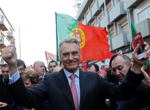 Anibal Cavaco Silva faz campanha pela reeleio nas ruas de Espinho; ele  favorito no pleito de domingo em Portugal