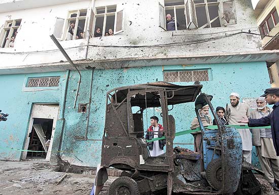 Paquistaneses se renem em frente a escola alvo de ataque a bomba; ao menos um morreu e 14 ficaram feridos