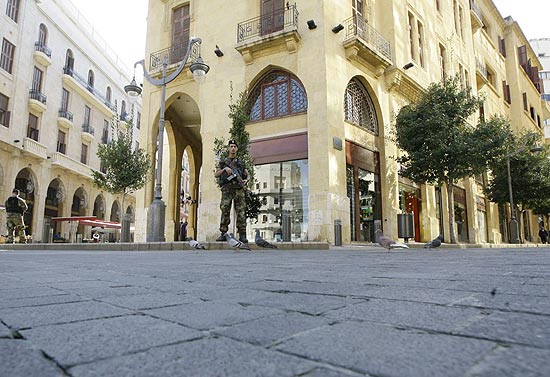 Soldado das Foras Armadas do Lbano vigia a principal praa no centro de Beirute, a capital do Lbano