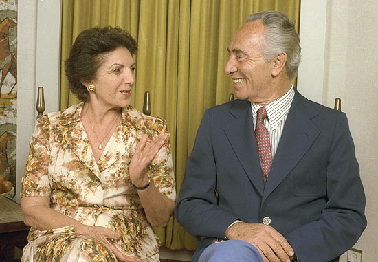 Sonia Peres aparece ao lado do marido, o presidente de Israel, em foto de 1984