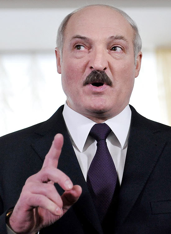 Alexander Lukashenko, presidente de Belarus, fala com jornalistas aps votao