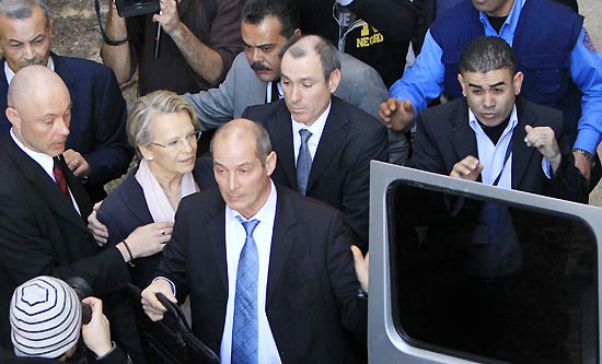 Guarda-costas protegem ministra Alliot-Marie, vaiada por erro da imprensa que lhe atribuiu fala sobre Shalit
