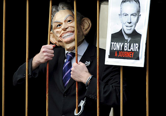 Manifestante usa mscara de Blair em protesto contra o premi, que teria ignorado conselheiros