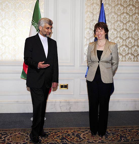 Negociador-chefe do Ir, Saeed Jalili, e a alta representante da diplomacia europeia, Catherine Ashton, chegam para reunio