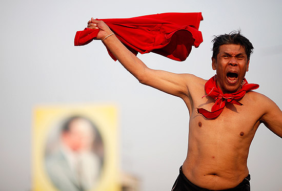 Um dos manifestantes dos camisas vermelhas protesta contra governo na Tailndia; pas vive crise desde 2006