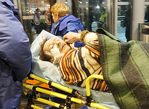 Equipes resgatam feridos em ataque ao terminal de chegadas internacionais do principal aeroporto da capital da Rússia