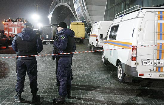 Seguranas vigiam entrada do aeroporto Domodedovo, em Moscou, depois da exploso que matou 35