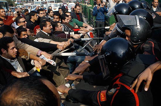 Manifestantes antigoverno enfrentam policiais em protestos antigoverno inspirados na Tunsia