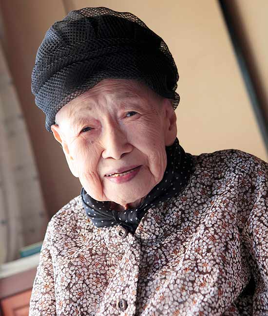 Toyo Shibata se aventurou na poesia aos 90 anos, quando comeou a se sentir "velha" e seu filho recomendou a poesia