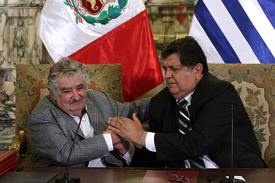 Presidente uruguaio, Jose Mujica, recebe premiao do colega peruano, Alan Garcia