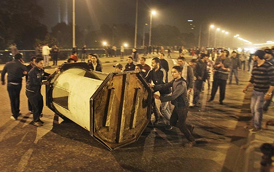 Manifestantes empurram cabine de polcia em ponte sobre o rio Nilo; clique e veja galeria de imagens