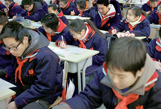 Alunos de escola em Xangai; instituies chinesas agora oferecero aulas de etiqueta para a vida