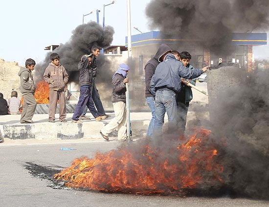 Egípcios ateiam fogo em pneus em protesto nesta quarta-feira; líder reformista pode dar voz e rosto aos protestos