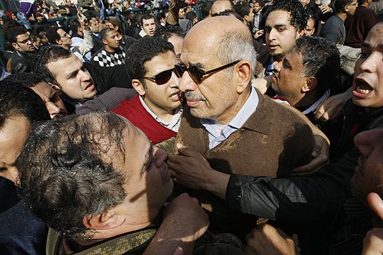 Reformista egcpcio e Nobel da Paz, Mohamed ElBaradei,  cercado por seus apoiadores; ele estaria em priso domiciliar