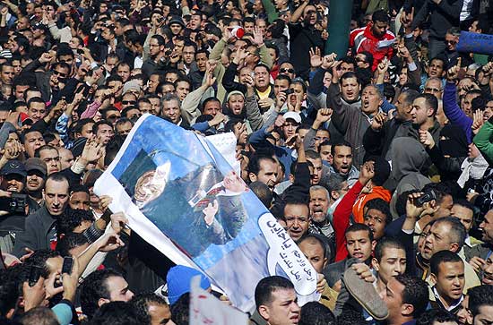Manifestantes antigoverno seguram cartaz com a foto de Hosni Mubarak e a frase "traidor do seu povo"