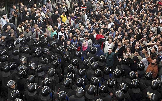 Manifestantes egpcios no se intimidam e enfrentam de perto agentes antidistrbios