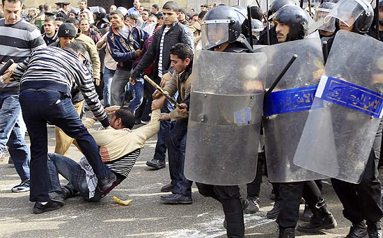 Policial a paisana bate em manifestante no Cairo; h relatos de ao menos quatro mortos no pas