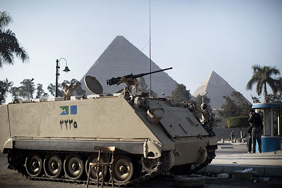 Tanque do Exrcito passa em frente s pirmides; polcia volta s ruas da capital Cairo