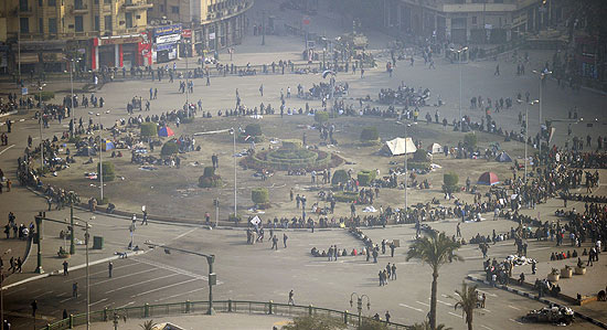 Nas primeiras horas da manh, egpcios comeam a se reunir na praa Tahrir, no centro da capital, Cairo