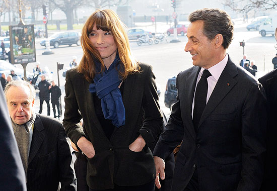 O presidente Nicolas Sarkozy ( dir.), sua mulher, Carla Bruni, e o ministro da Cultura, Frderic Mitterrand ( esq.)