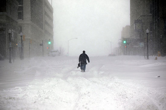 Homem caminha em rua coberta de neve em Tulsa (Okhlahoma); neve prejudica tráfego aéreo nos EUA 